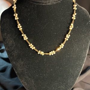 Unbranded Pretty Gold Tone Metal and fake pearl necklace.